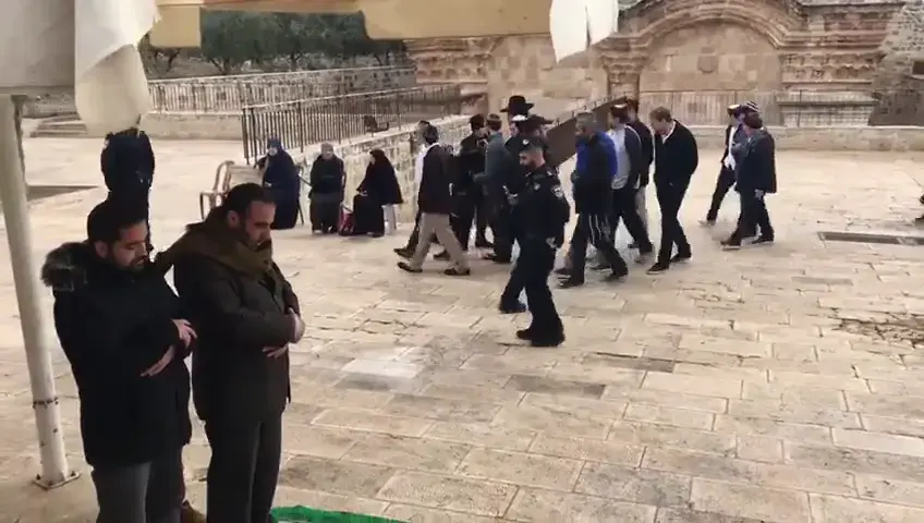 מתיחות בהר הבית: חמאס קורא להגיע לתפילה המונית, המשטרה נערכת