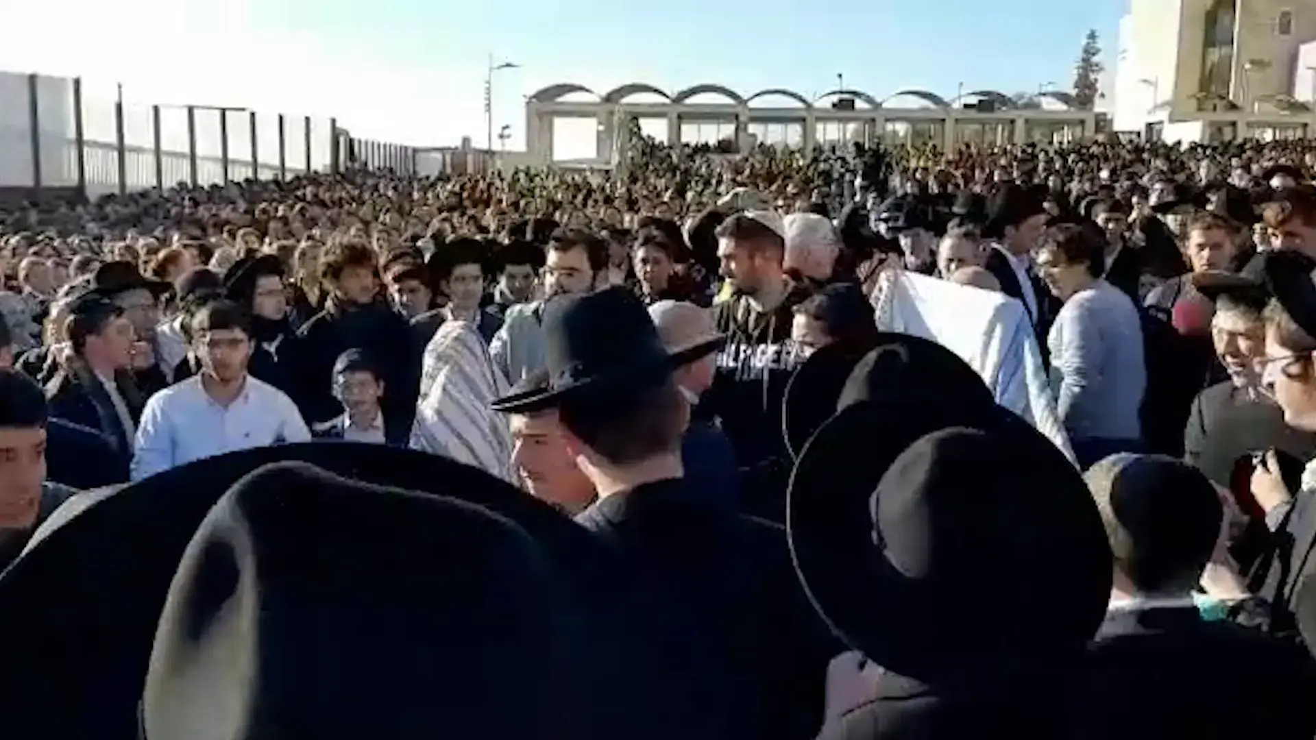 לפיד נגד הרב יוסף: ראש הממשלה צריך לקרוא אותו לסדר