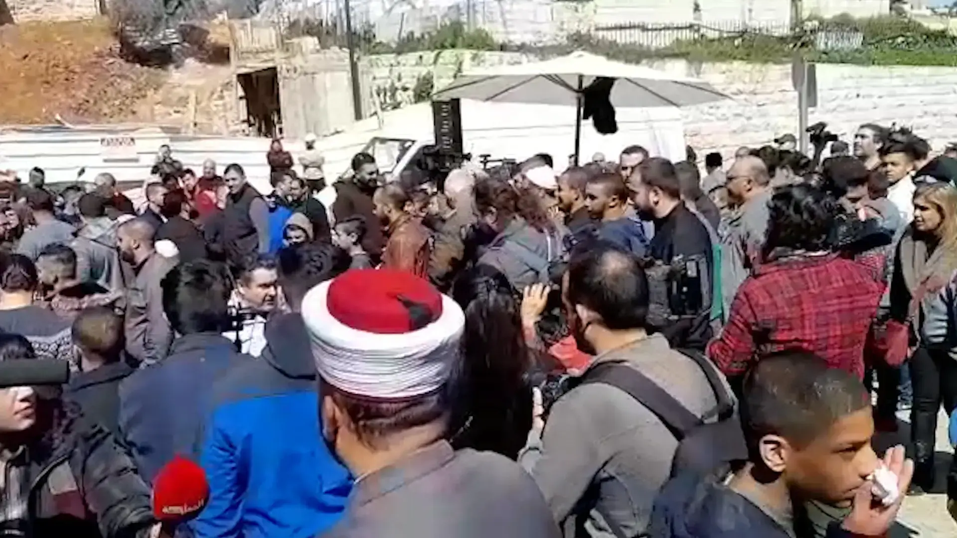 תפילות הר הבית: עשרות מורחקים התפללו והפגינו בכניסה למתחם