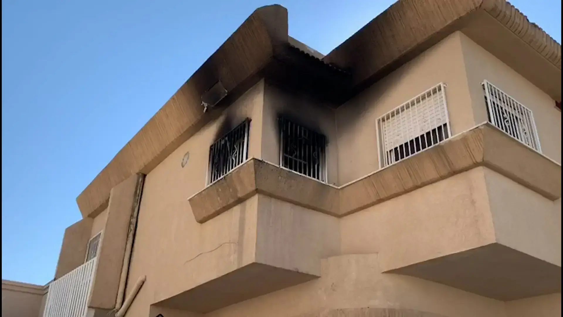 חשד להצתה בקריית אתא: דייר בהוסטל נפגע קשה; דייר אחר נעצר
