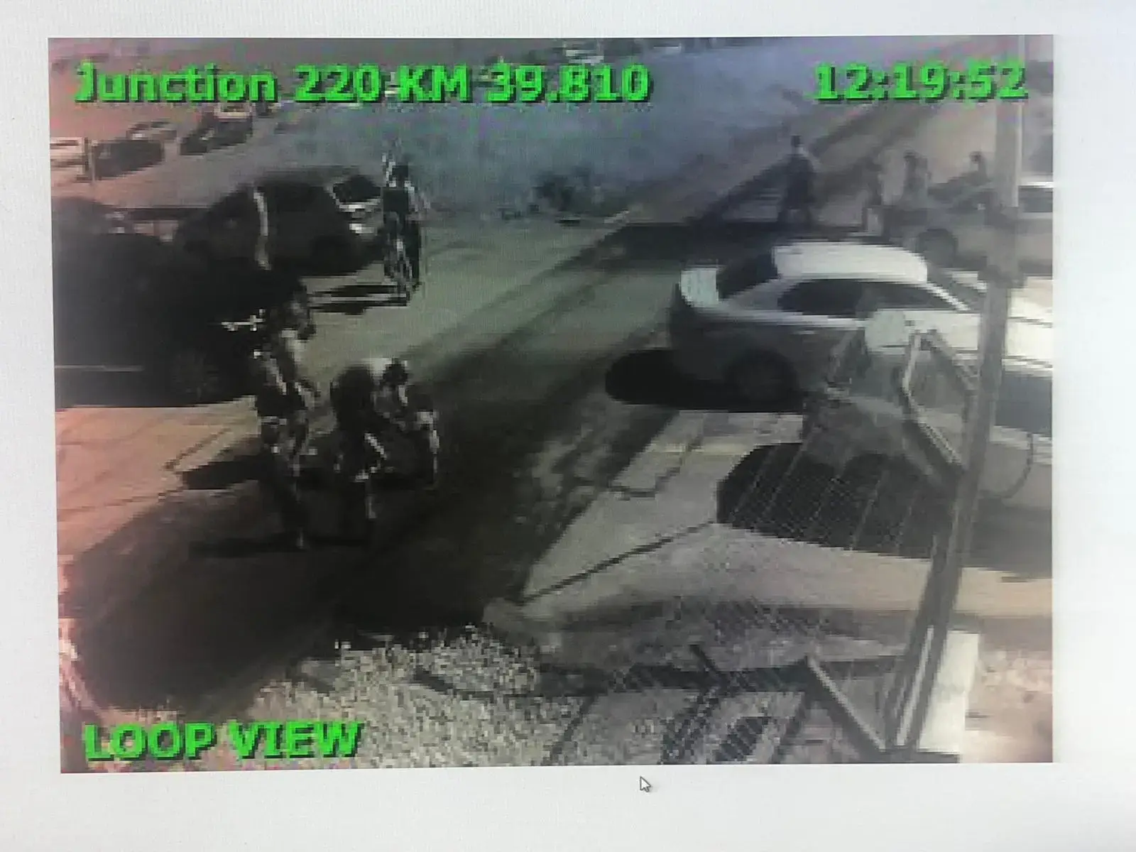פורצים ומסתכנים: אזרחים חנו את רכבם במפגש כביש ומסילת רכבת
