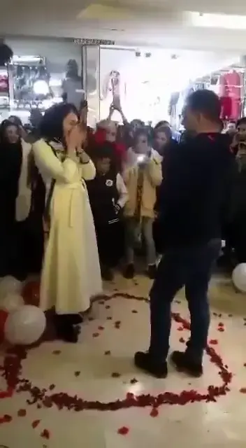 "האישה מרחוב המהפכה", סמל מחאת הרעלה, קיבלה חנינה מחמינאי