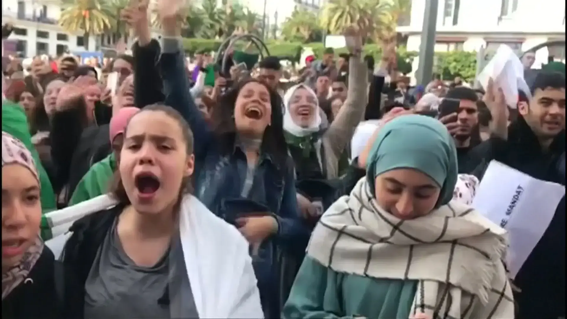 בצל המחאה נגדו: שליט אלג'יריה שב למדינה אחרי אשפוז של שבועיים