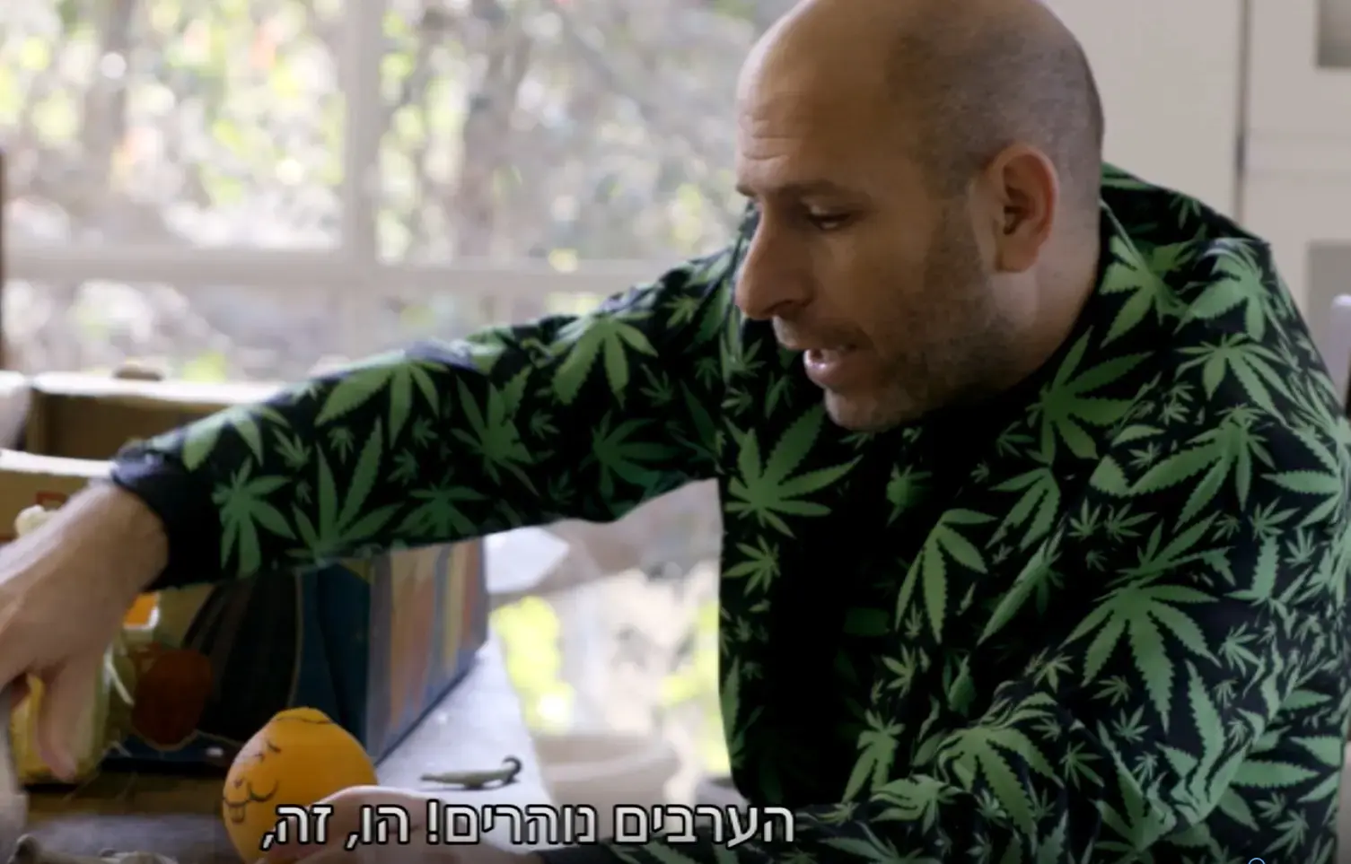 מעט הברקות, הרבה גימיקים: יותר משהוא מצחיק, חנוך דאום בעיקר מנג'ס