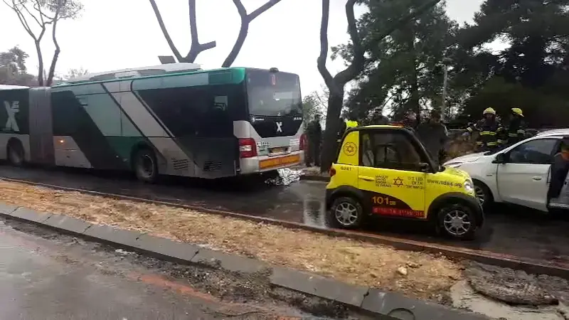 תאונה קשה בירושלים: הולך רגל נהרג מפגיעת אוטובוס בארמון הנציב