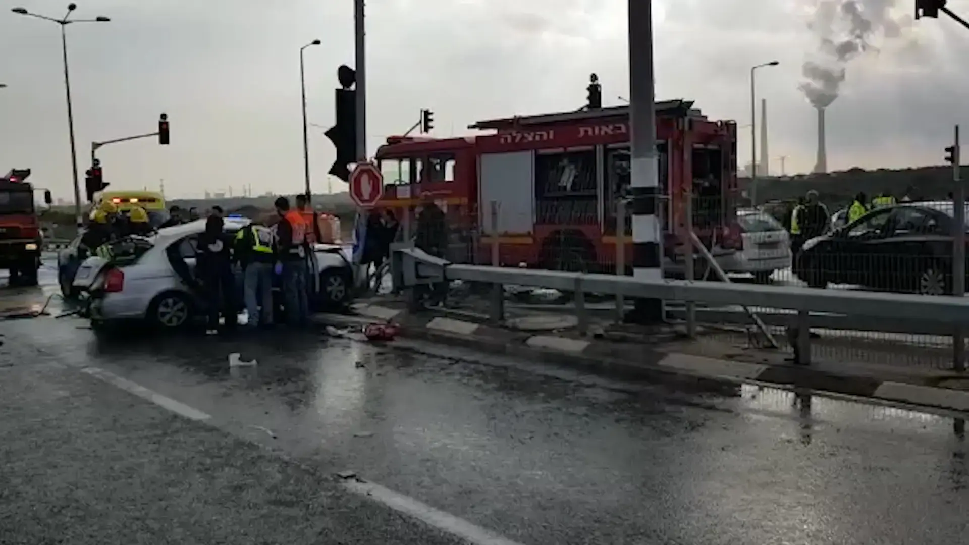 בת 64 נהרגה בתאונה בחוף הכרמל; חשד - אחד הרכבים עבר באדום