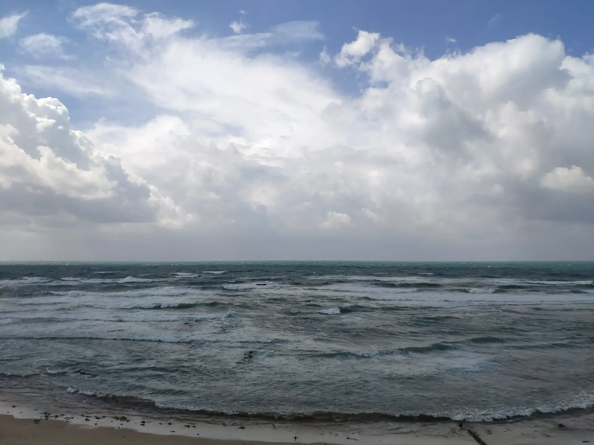 מזג אוויר: ללא שינוי ניכר; החל ממחר - גשמים ברוב אזורי הארץ