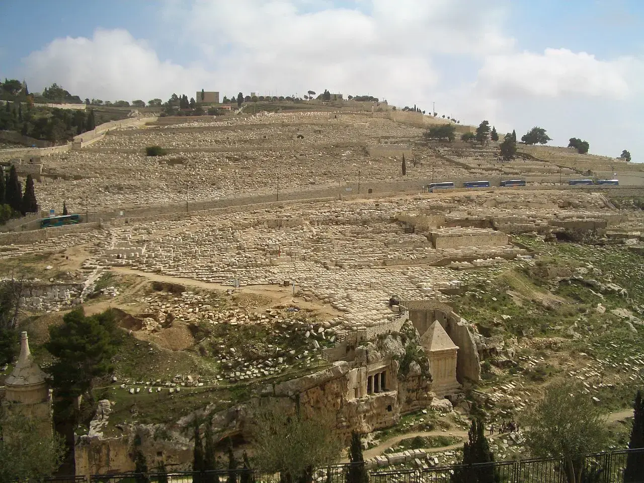הטיילת בהר הזיתים מכעיסה את הקתולים בי-ם: "פגיעה במאמינים"
