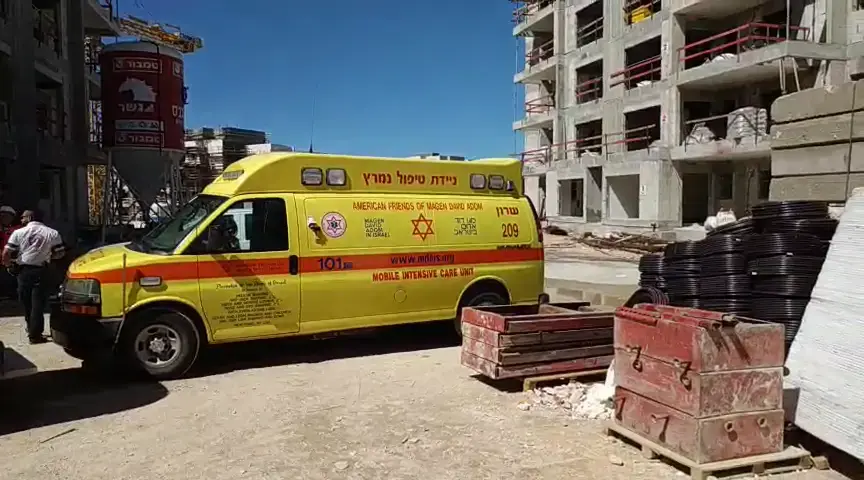 תיעוד מטריד: למרות התאונה, באתר בחריש עובדים ללא אמצעי בטיחות