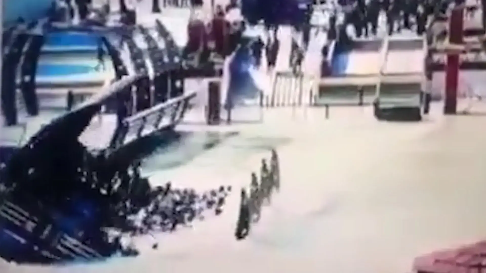 המעבורת מתהפכת - והנוסעים נסחפים למים: תיעוד האסון בחידקל