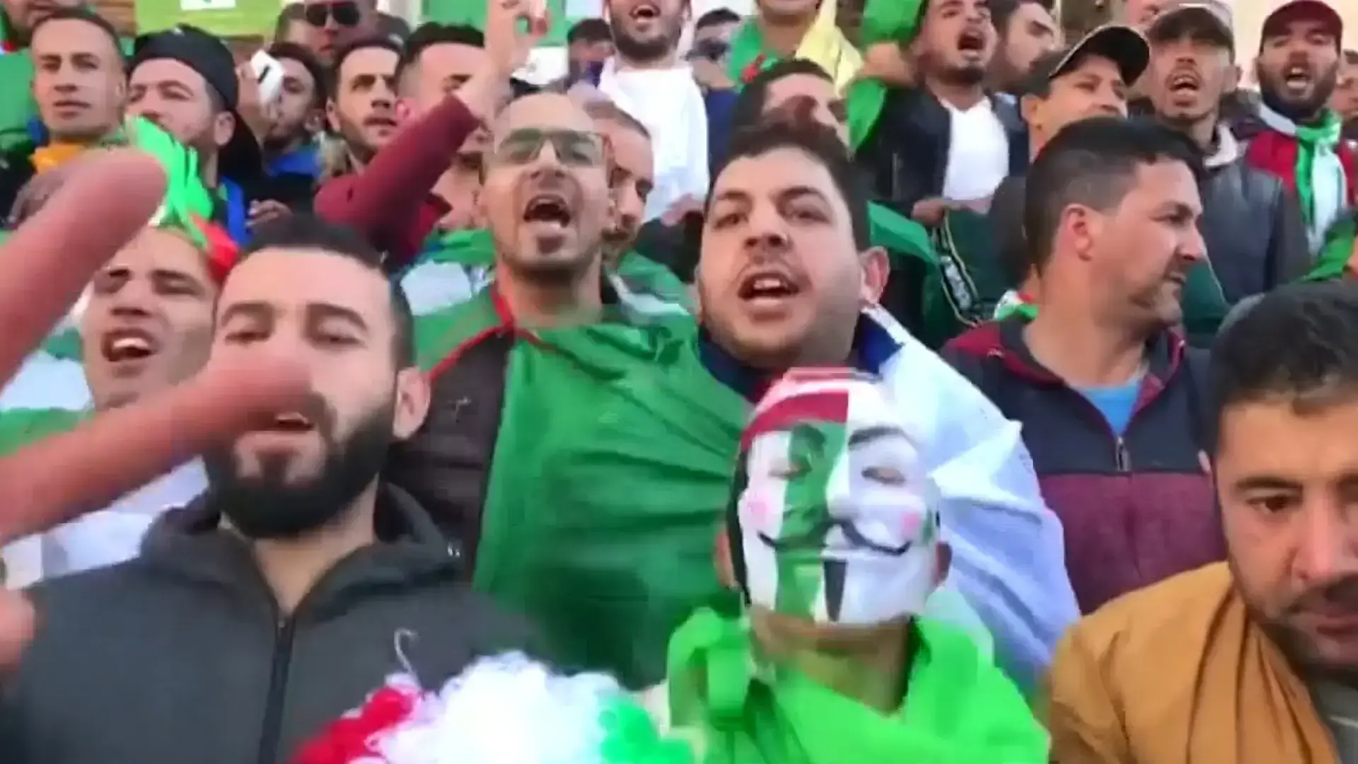 המפגינים באלג'יריה לא מסתפקים רק בנשיא, וקוראים תיגר על הצבא