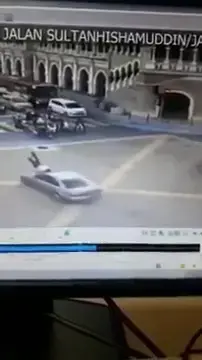 צפו: נהג דהר לעבר שוטר שכיוון תנועה - והעיף אותו באוויר