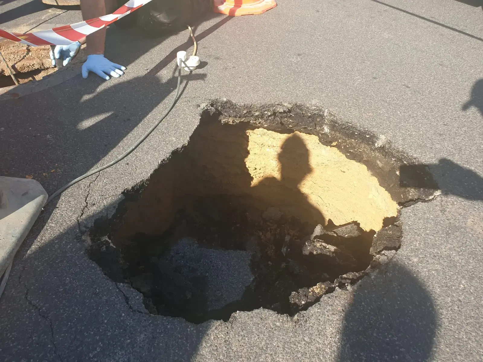 בור נפעל בכביש ברחוב הירקון בתל אביב - המשטרה חסמה את התנועה