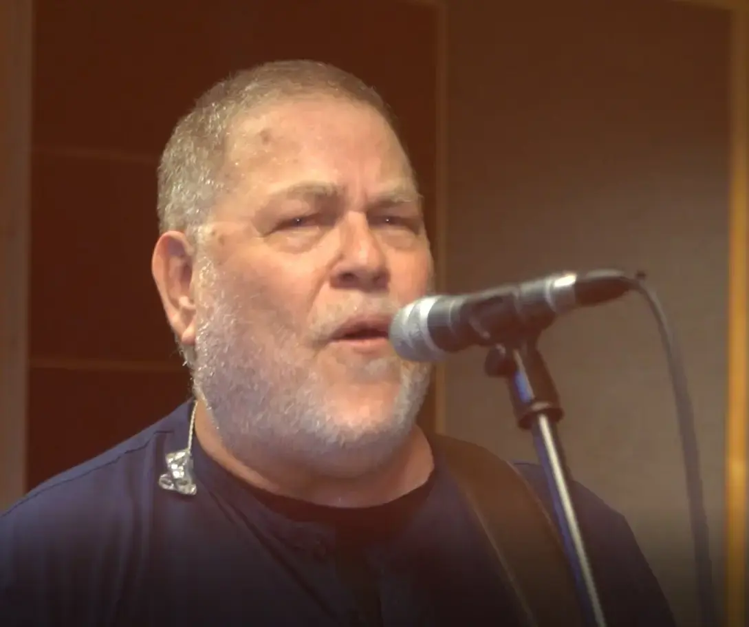 הפגזת רוקנרול: צפו בפוליקר ולהקת ויגן פרנדלי מפציצים עם "תבוא"