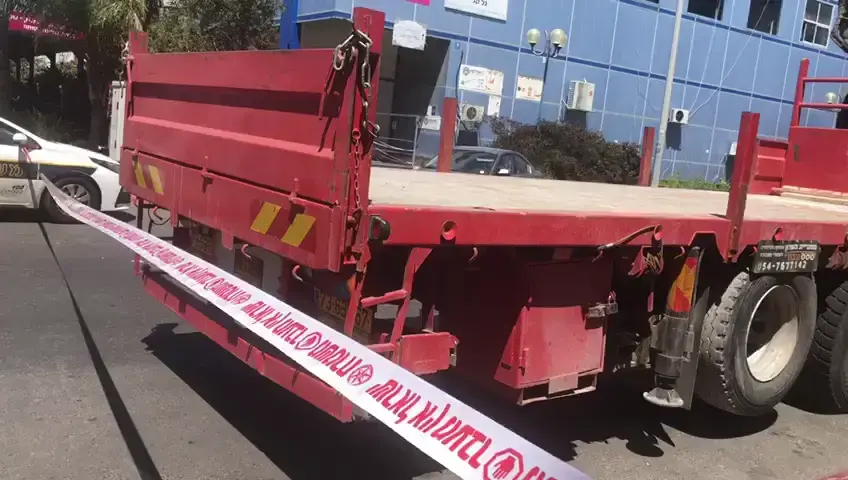 תאונה קטלנית באלעד: בת עשר נהרגה מפגיעת כלי רכב מסחרי