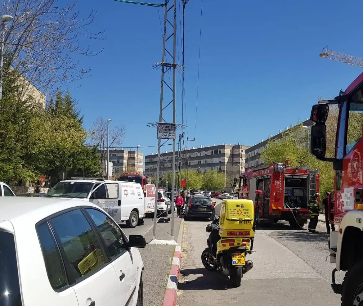 זוג קשישים בני 80 נפגעו קשה ובינוני בשריפה שפרצה בדירתם בי-ם