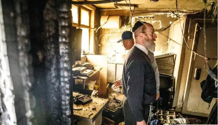 בערב לליל הסדר: הישיבה הגדולה ברוסיה הוצתה; צלבי קרס רוססו