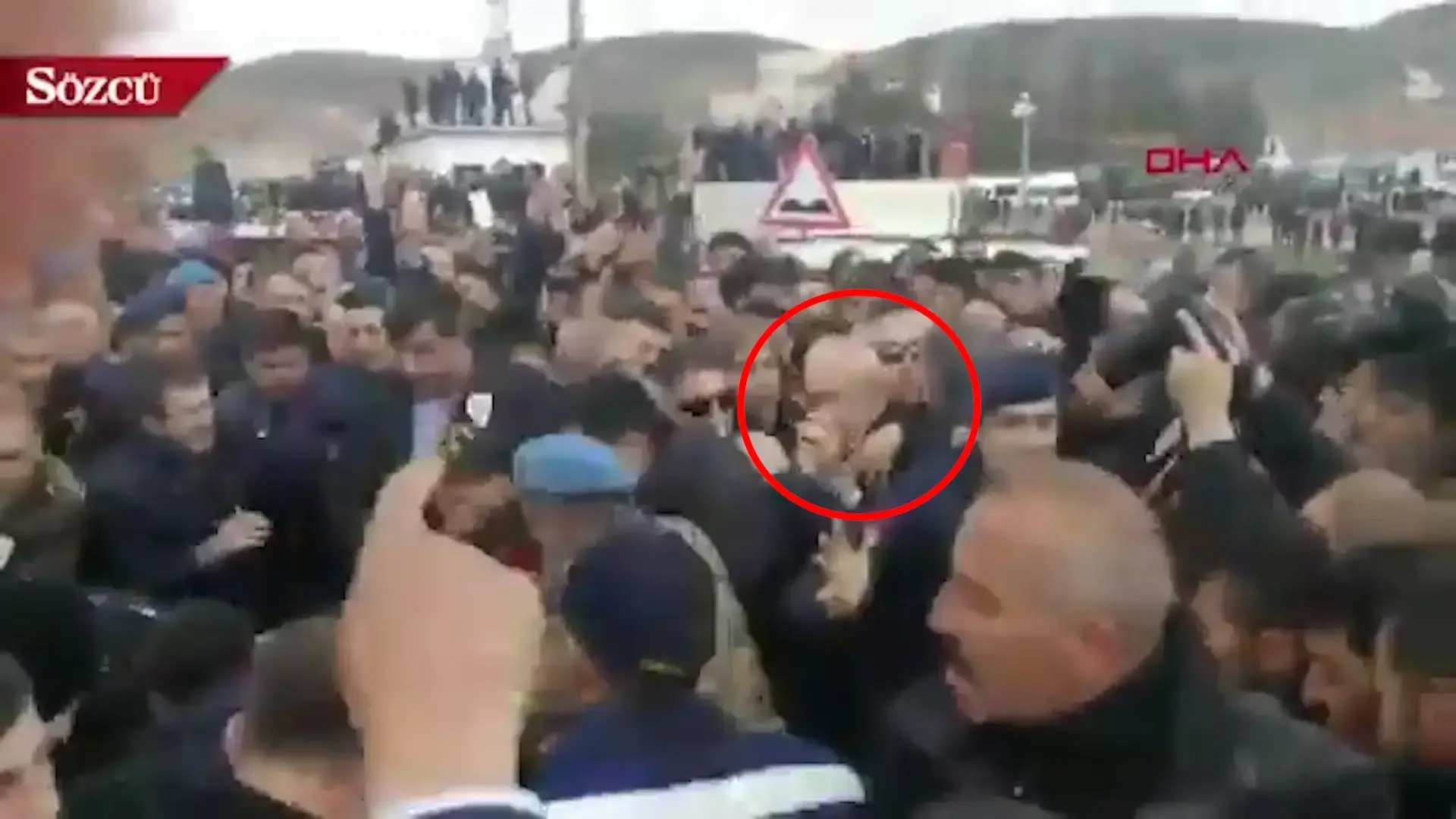תיעוד: המון זועם תוקף את מנהיג האופוזיציה בטורקיה