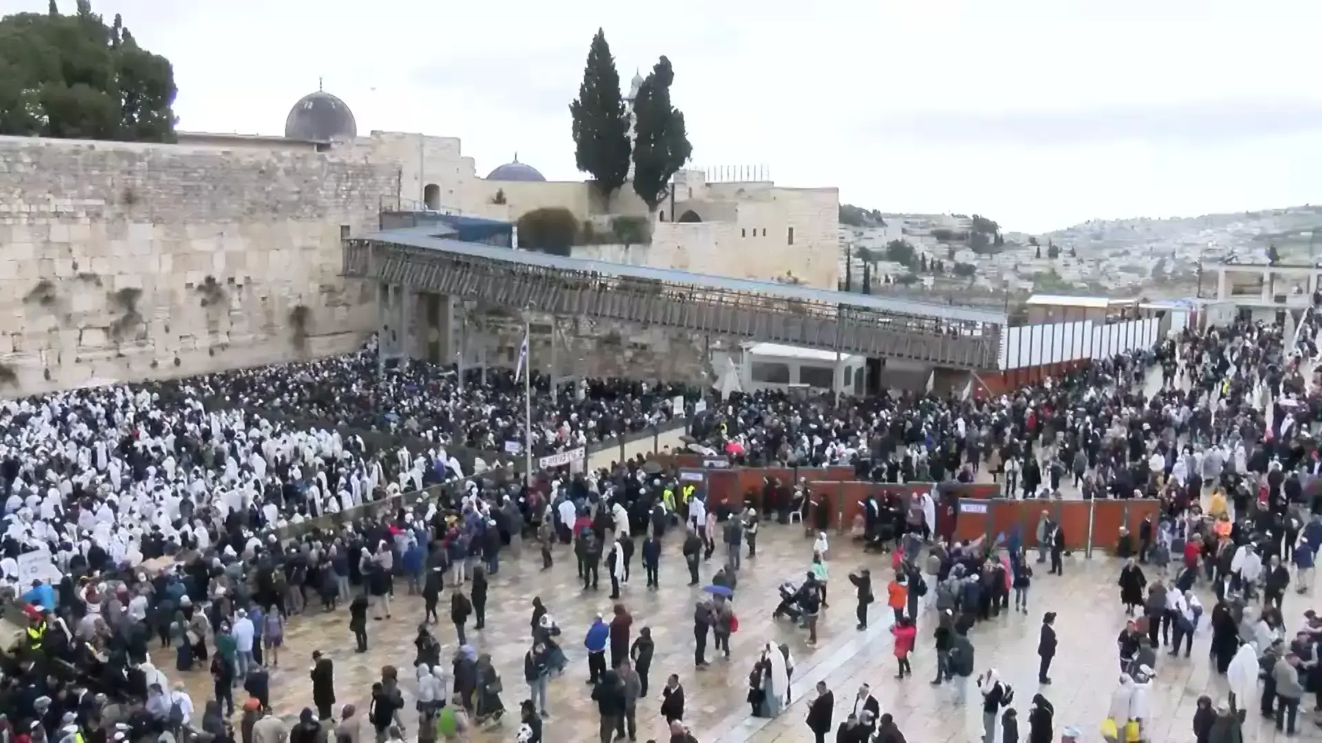 צפו: רבבות מתפללים השתתפו ב"ברכת הכהנים" בכותל המערבי