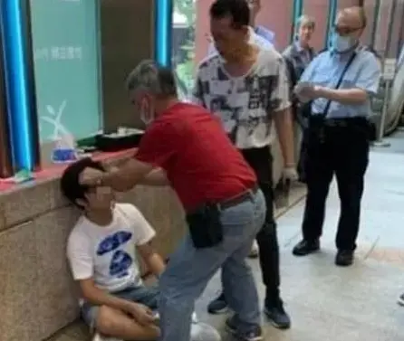 הוכה בקולנוע לאחר שגילה לצופים את סוף הסרט "הנוקמים: סוף המשחק"