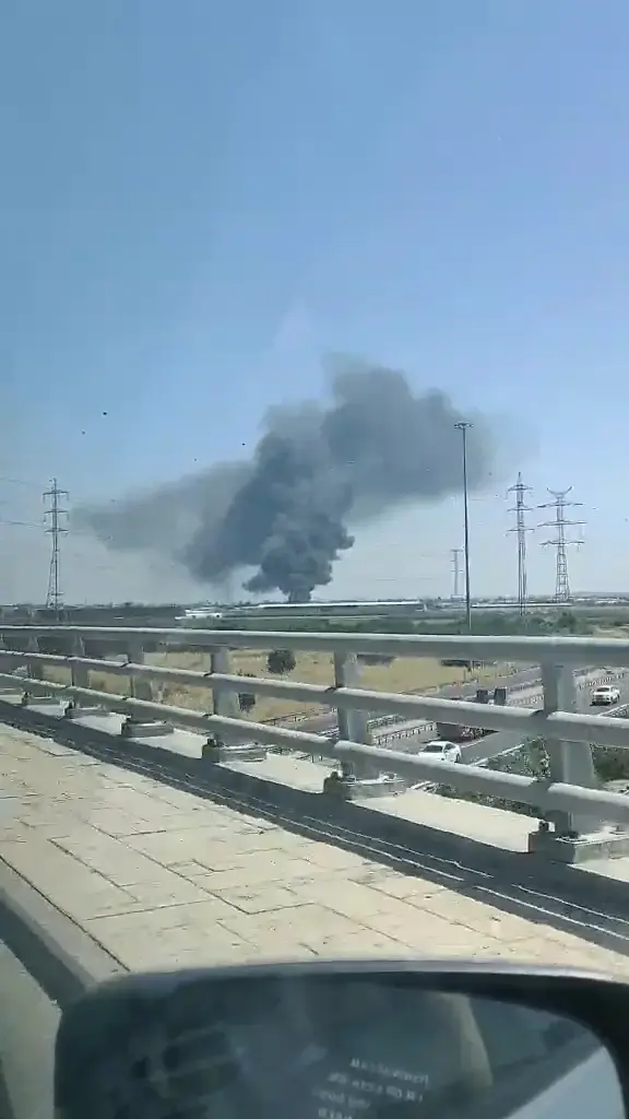 חומרים דליקים ומשאיות עלו באש: שריפת ענק פרצה ליד אשדוד