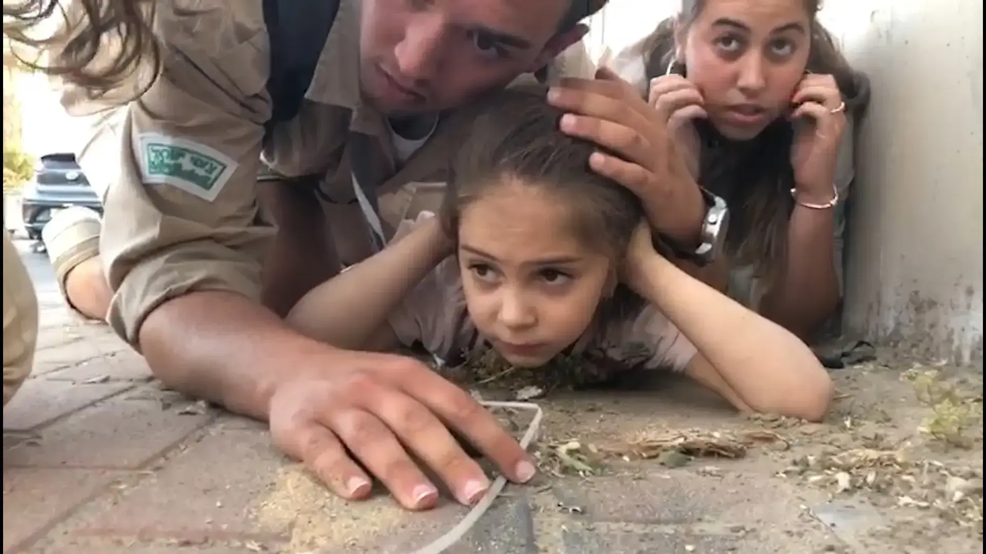 צבע אדום בתום הפעילות: מדריכי הצופים מגנים בגופם על ילדה | צפו