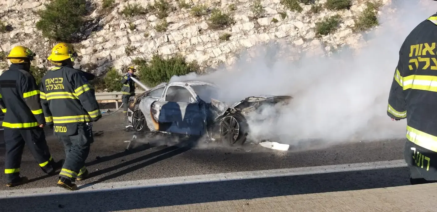 הנהג איבד שליטה, הרכב התלקח: שני פצועים בתאונה בנצרת עילית