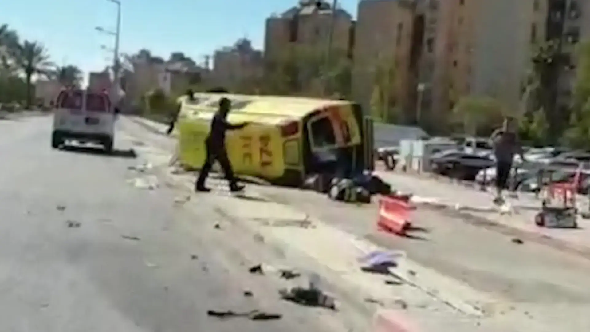 כמעט אסון בב"ש: אמבולנס התהפך לאחר שפגע ברכב פרטי ובהולך רגל