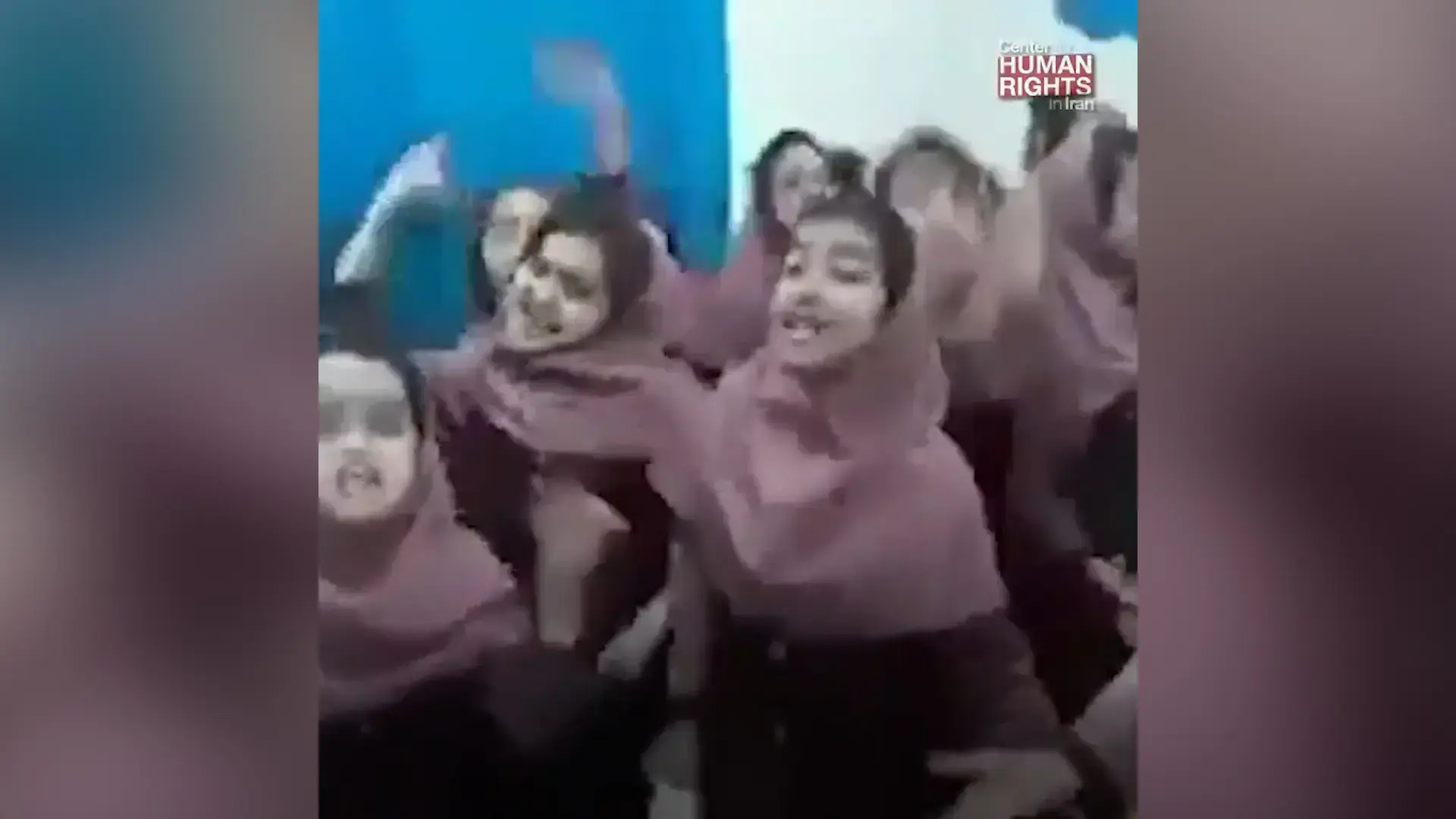 זמרת איראנית זומנה לחקירה אחרי ששרה בציבור