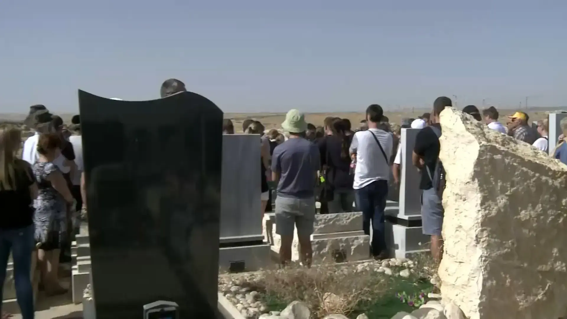 בעקבות בקשת חבריו: מאות בהלוויית סרגיי שמת באסון המנוף