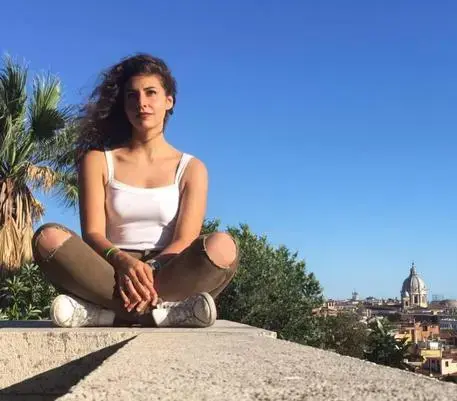 בת 19 מאיטליה שהרגה את אביה המתעלל שוחררה ממעצר