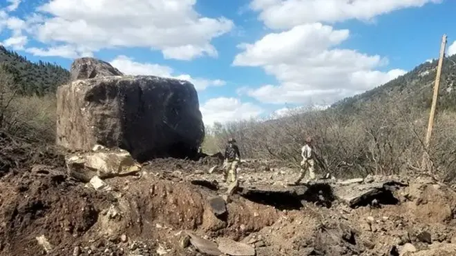 סלעים עצומים בגודל של בניין השביתו כביש בארה"ב