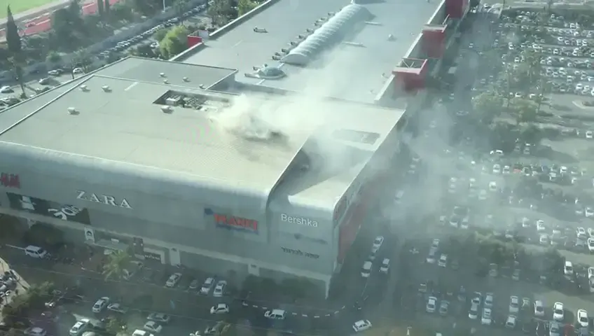 הקונים נמלטו מהעשן הכבד: שריפה פרצה בקניון איילון ברמת גן