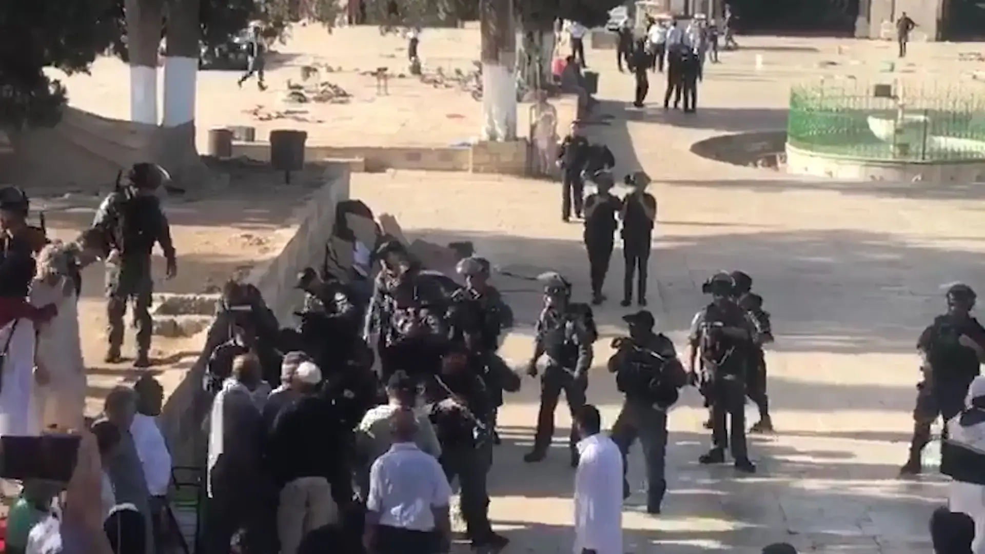עימותים בהר הבית: מתפרעים נעצרו, הווקף קרא "לשמור על המסגד"