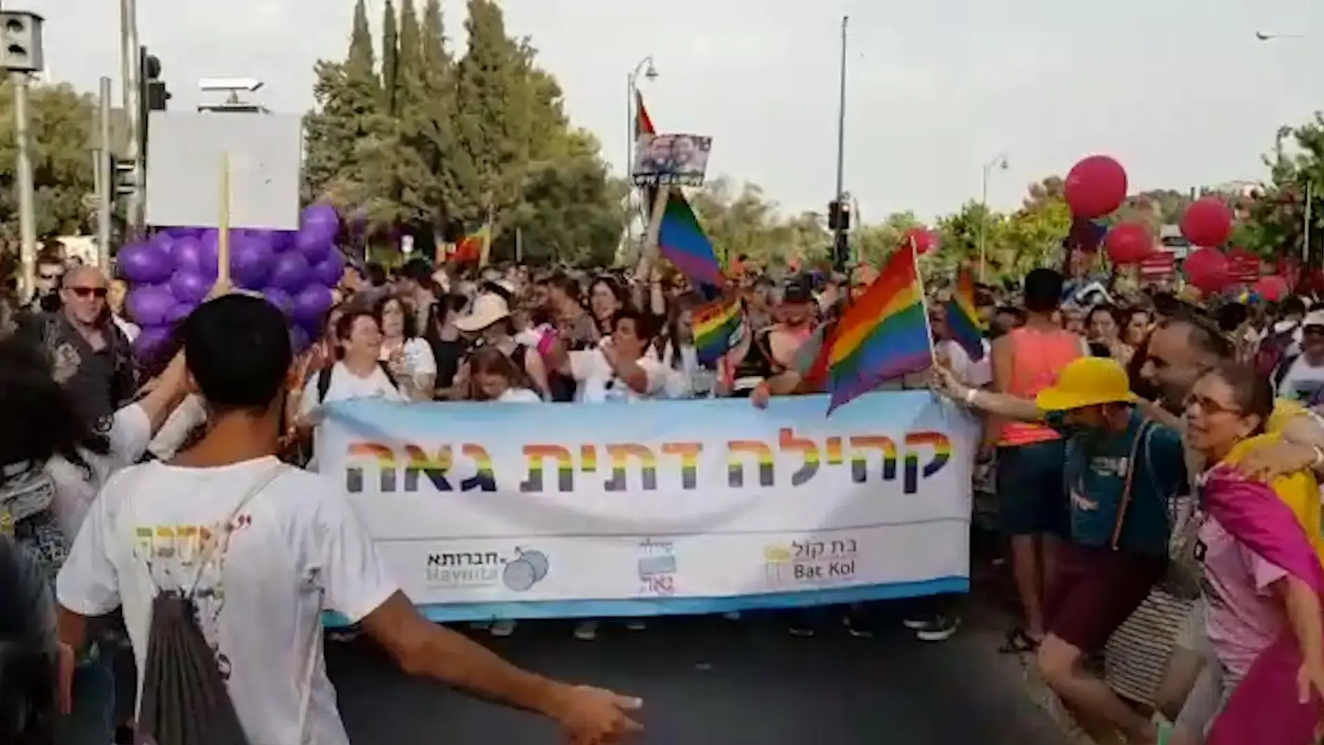 בין ריקוד הדגלים למצעד הגאווה: כשהתשובה להומופוביה מגיעה מהסרוגים