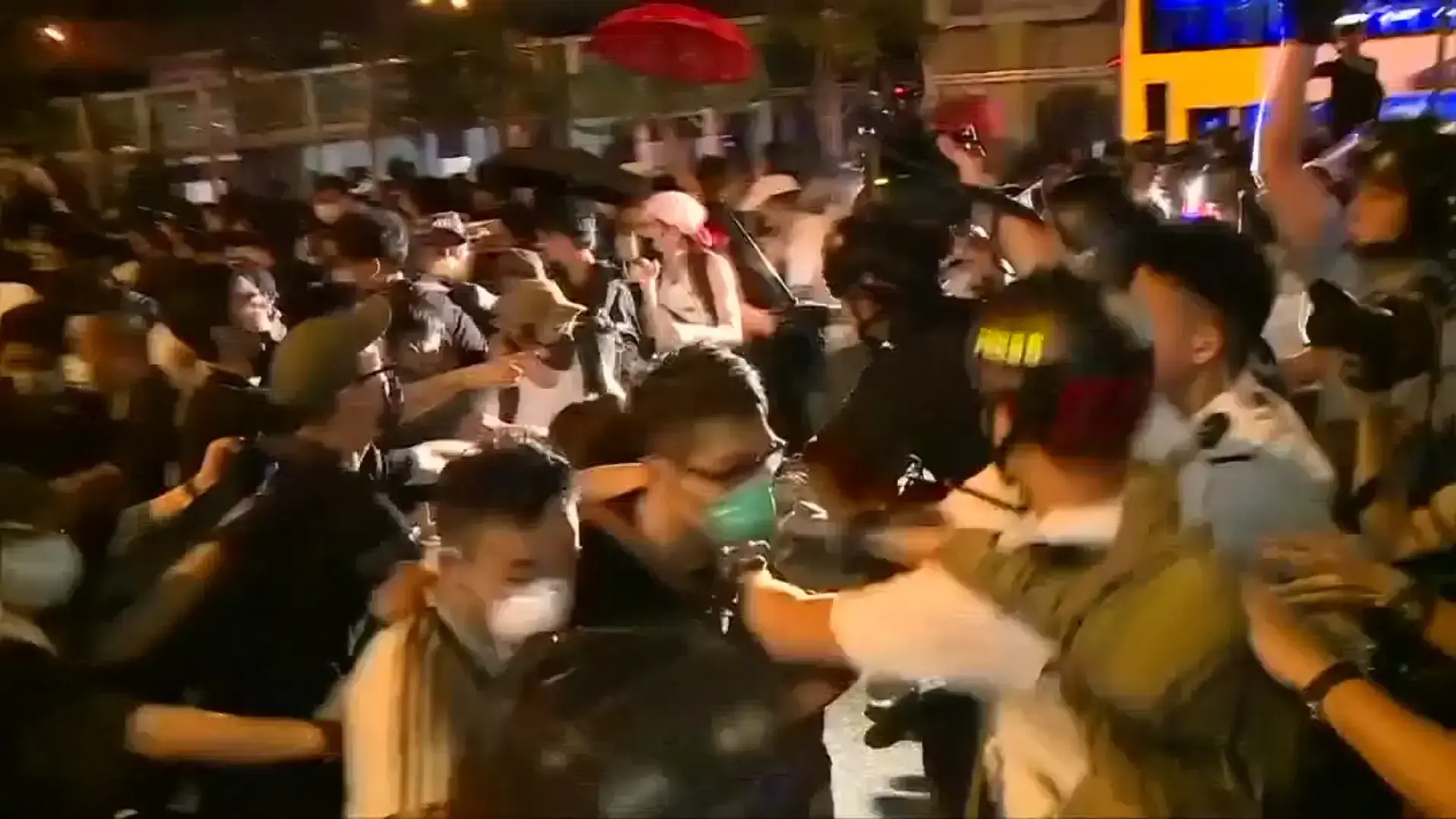 "זרים מנסים ליצור כאוס": הונג קונג לא נסוגה מחוקי ההסגרה לסין