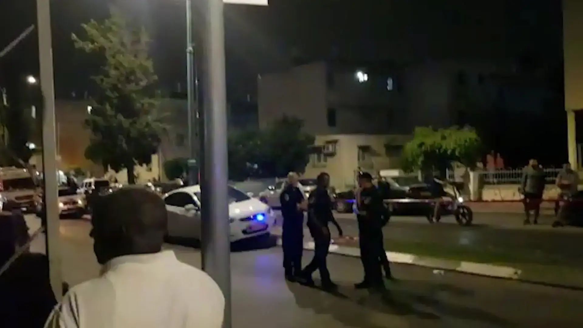 נהג ללא קסדה ונמלט: רוכב אופנוע נהרג בהתנגשות עם ניידת ברמלה