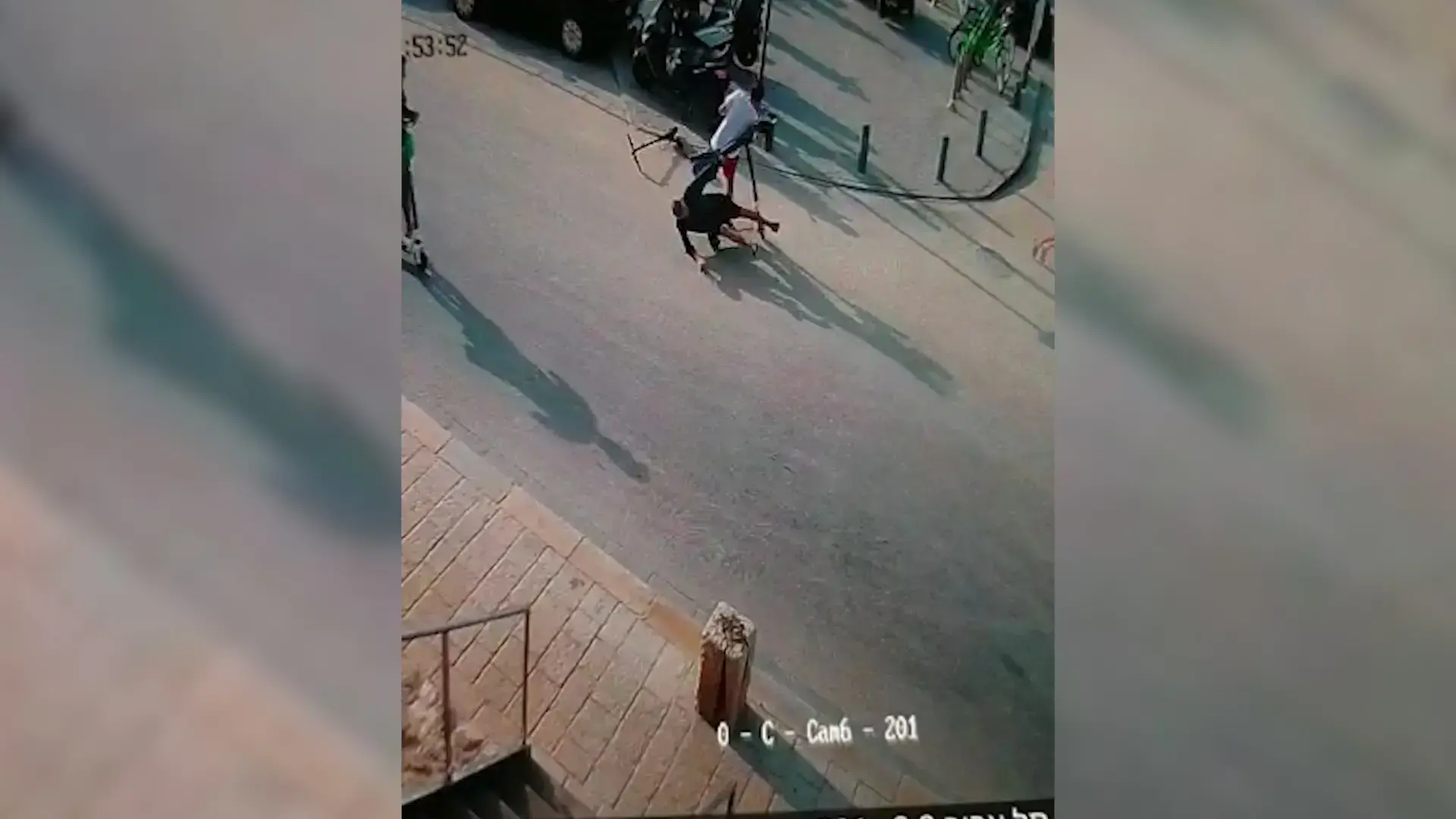 חשד לפגע וברח ביפו: צעיר נפצע קשה בהתנגשות קורקינטים חשמליים
