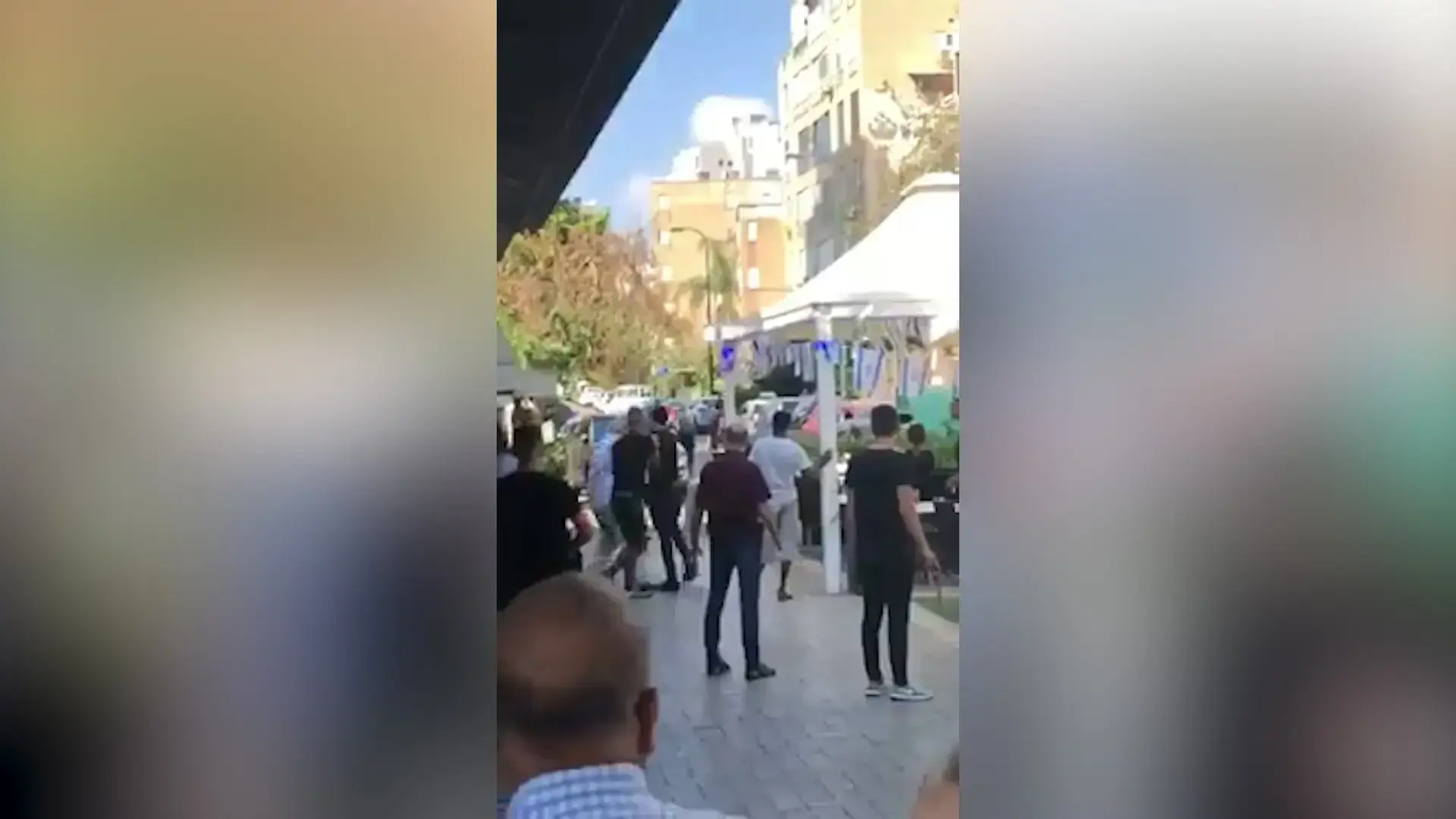 צעק "חילול שבת", התפרע והשליך כיסאות: תיעוד קטטה בטיילת נתניה