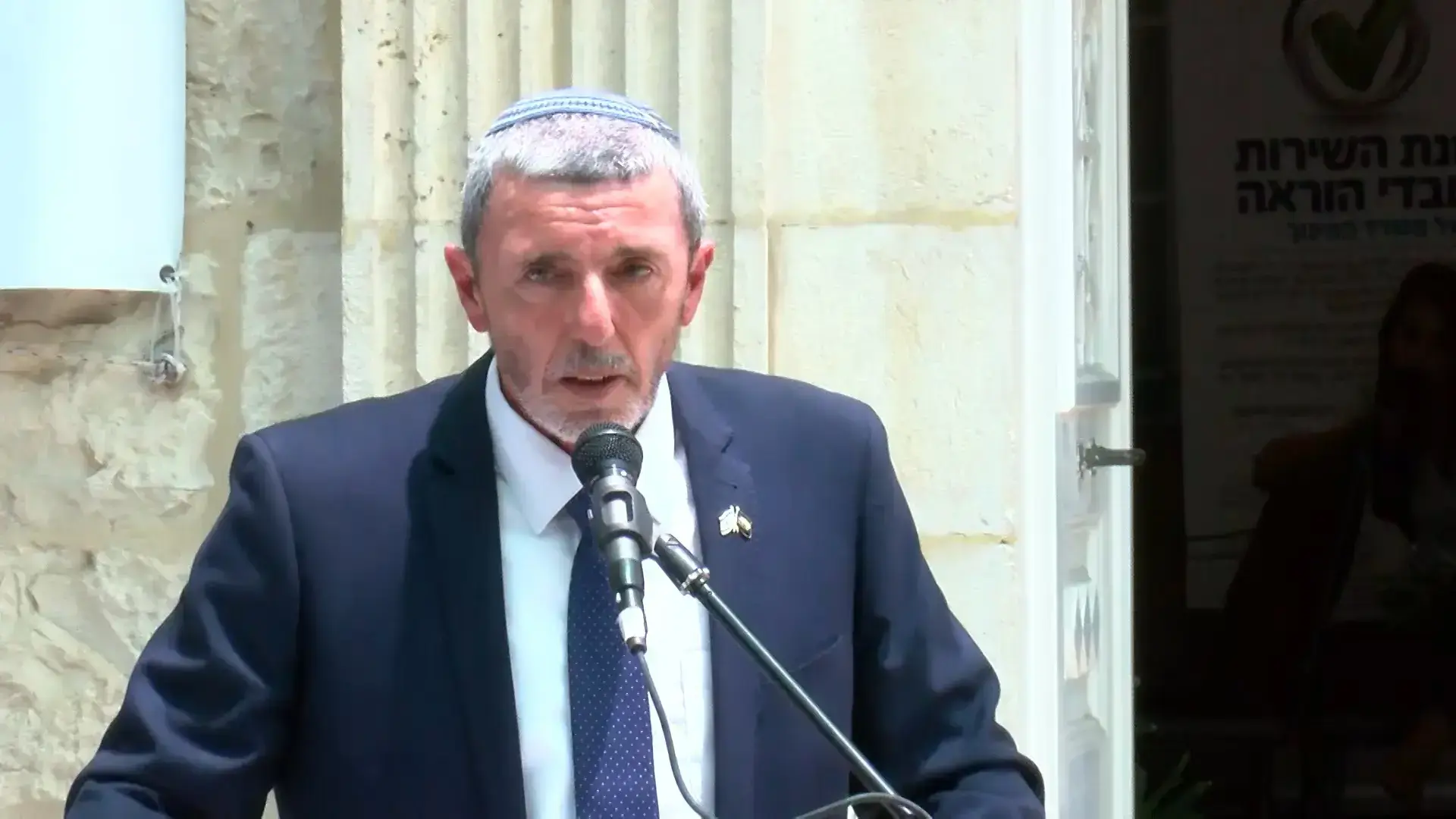 פרץ נכנס למשרד החינוך:" לא הדתה ולא החלנה - ערכים וחיבור לעם"