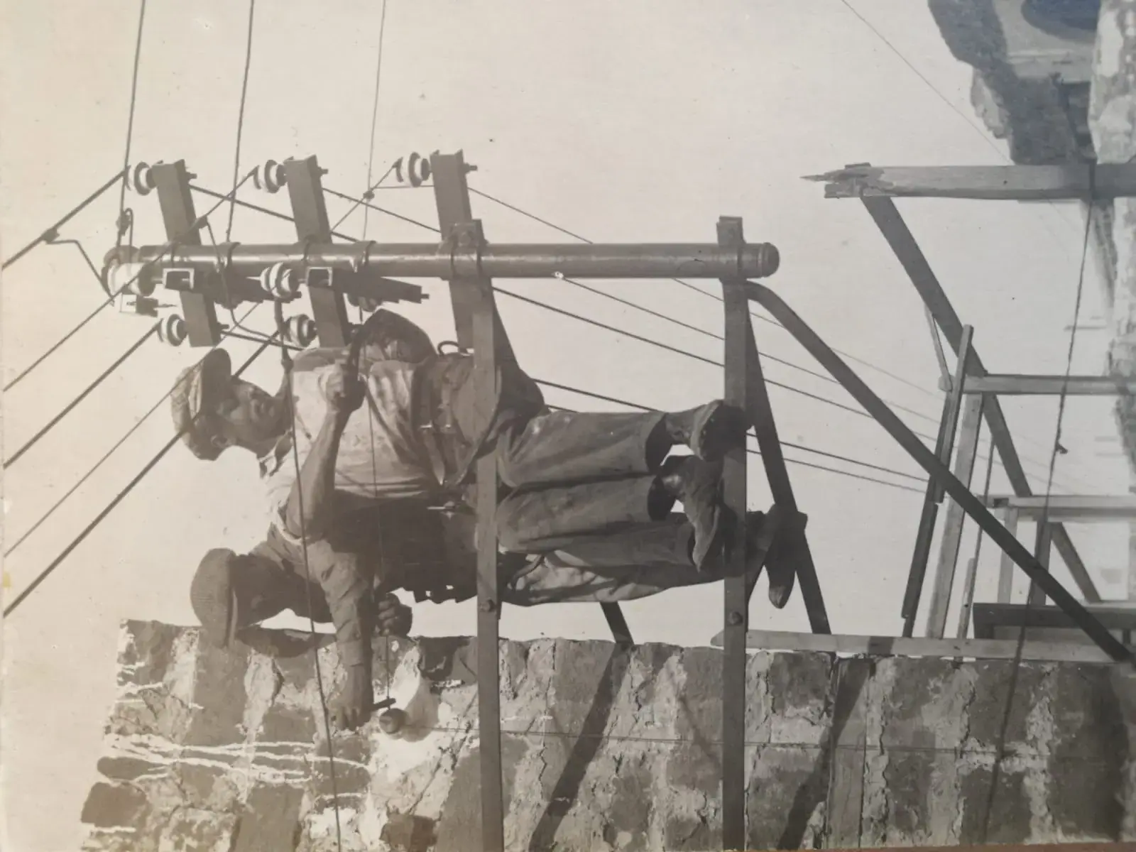 חיים בצל הטורבינות: סיפורה של תחנת החשמל בטבריה