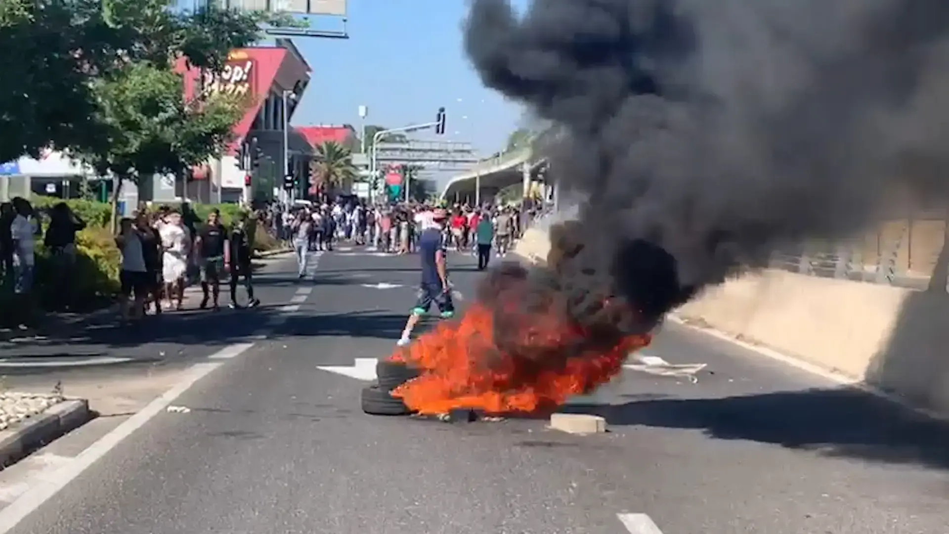 מחאת יוצאי אתיופיה: מפגינים השליכו חזיזים - המשטרה הגיבה ברימוני הלם