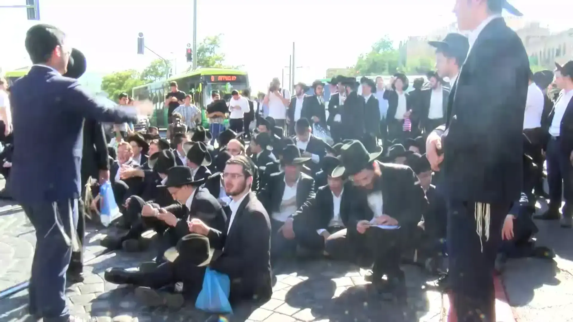 מאות חרדים הפגינו נגד מעצר עריק חרדי בי-ם; 22 נעצרו