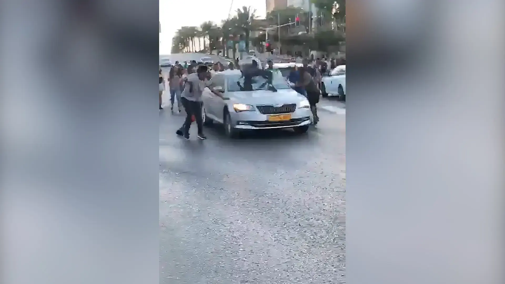 נהג רכב נמלט מחסימת הכביש בת"א - ומותקף ע"י מפגינים | תיעוד
