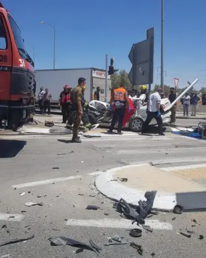 התנגשו במשאית - ונלכדו ברכב: שני צעירים נהרגו בתאונה בדרום
