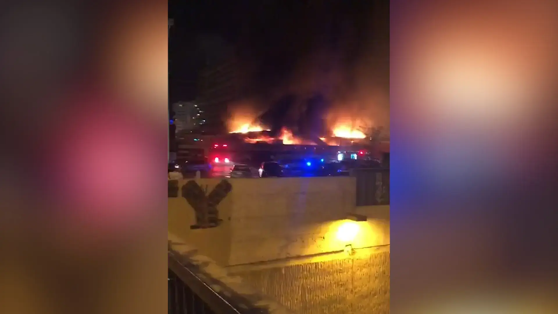 בניין עולה באש ליד מגדלי עזריאלי בת"א; דר רחוב עוכב לחקירה