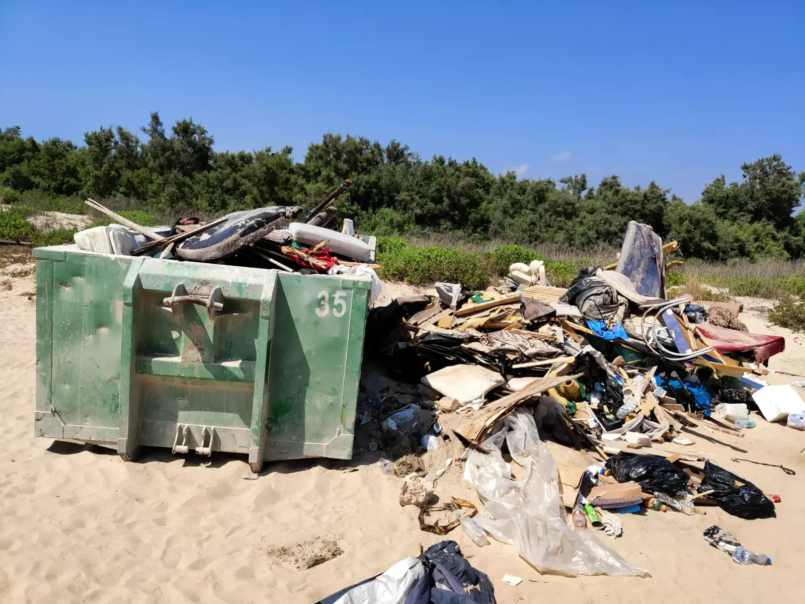 פוגעים בזכות ליהנות מהחוף: רשות מקרקעי ישראל פשטה על הזולות בכרמל