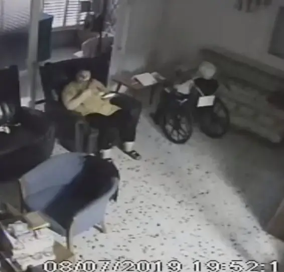 המצלמות חשפו: מטפלת הושיבה קשישה דמנטית בכיסא גלגלים עם הפנים לקיר