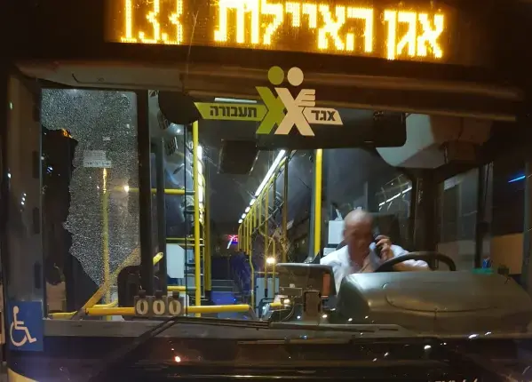 במכות ואבנים: נהג אוטובוס הותקף באלימות באזור מעלה אדומים