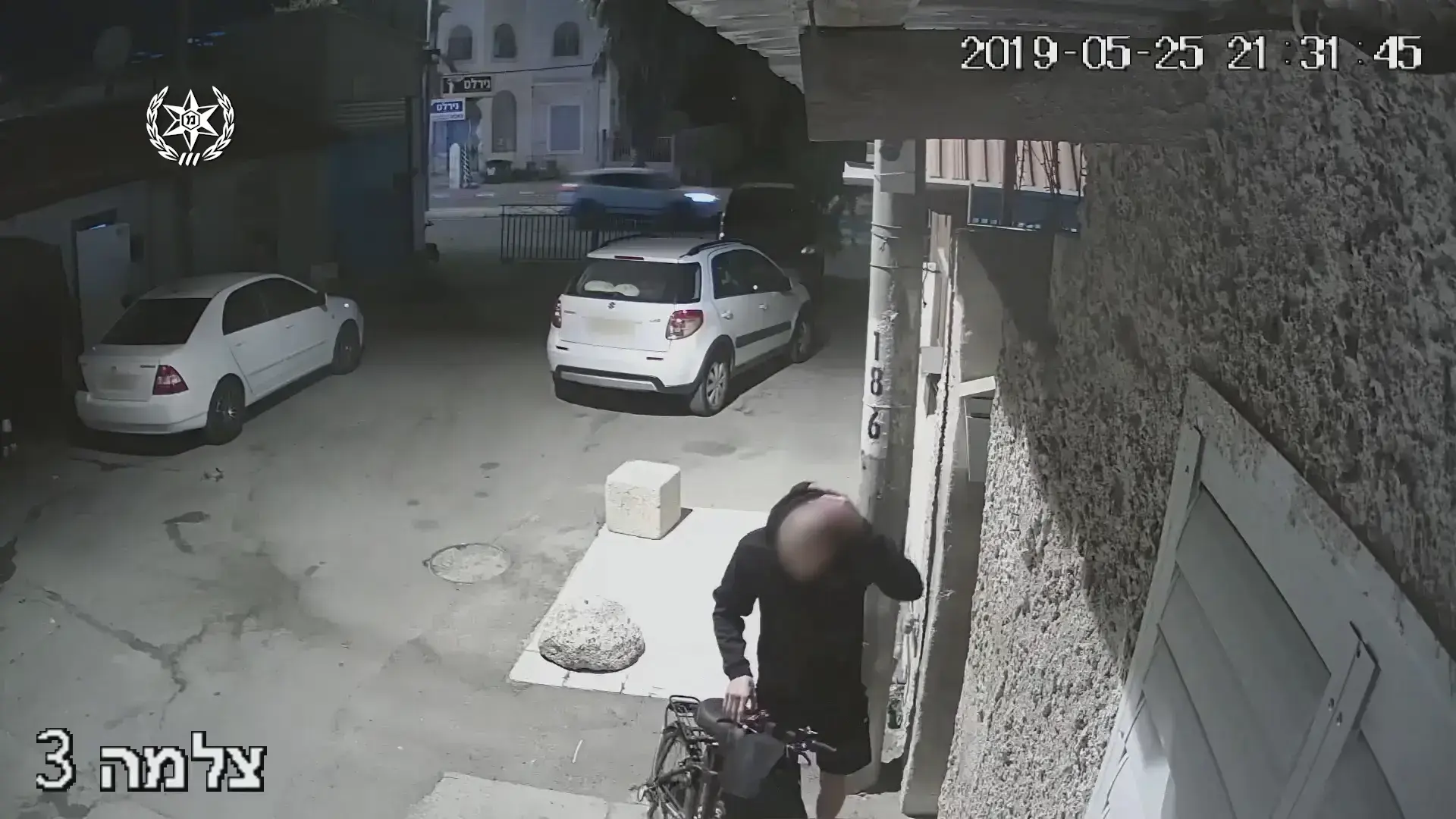 הסתכסך עם הבן, ירה למוות באם בחצר ביתה ברמלה - ונמלט